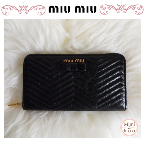 2017新作入荷 MIU MIU 可愛ミュウミュウスーパーコピー いリボン付キルティング ラウンド財布 NERO 5ML506